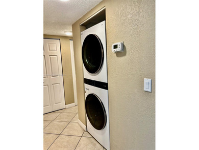 NICE APARTMENT FOR FIRST TIME BUYER  2/2 SCREENED IN PRIVATE