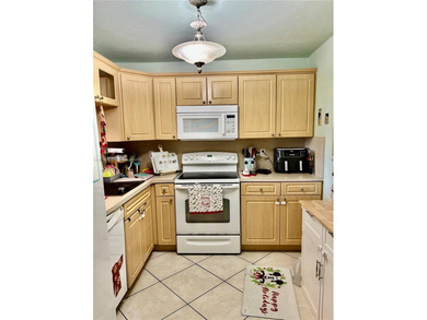 NICE APARTMENT FOR FIRST TIME BUYER  2/2 SCREENED IN PRIVATE