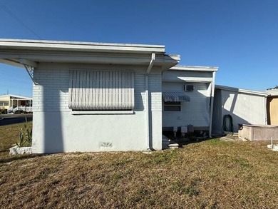 Relax and enjoy the Florida lifestyle with this cute and cozy