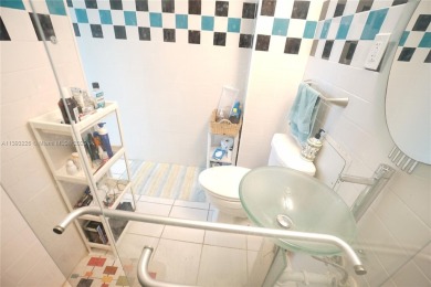 Cozy studio located in a very quiet area of mid-beach.  Views of