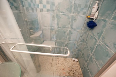 Cozy studio located in a very quiet area of mid-beach.  Views of