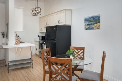 Welcome to this stunning high ceiling loft on the ninth floor of