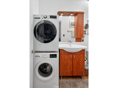 Welcome to this stunning high ceiling loft on the ninth floor of