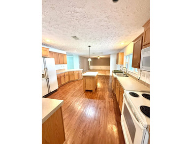 Spacious 3-bedroom, 2-bath 2006 mobile home with 1,680 sq ft of