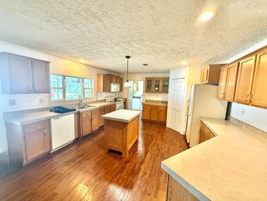 Spacious 3-bedroom, 2-bath 2006 mobile home with 1,680 sq ft of