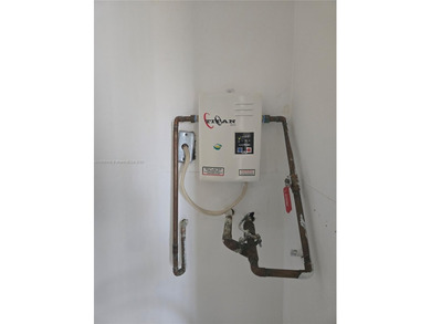 Bright and clean 1-bedroom, 1-bath unit located on the 4th floor