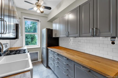 Prime location for commuting on the Metro North. Welcome to Unit