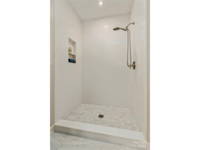 Welcome to this beautifully updated END UNIT in Spinnaker Reach