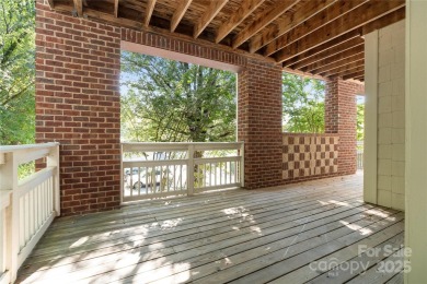 Welcome to this beautifully updated END UNIT in Spinnaker Reach