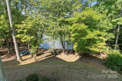 Welcome to this beautifully updated END UNIT in Spinnaker Reach