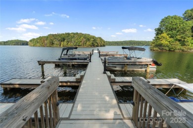 Welcome to this beautifully updated END UNIT in Spinnaker Reach