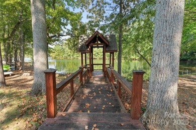 Welcome to this beautifully updated END UNIT in Spinnaker Reach