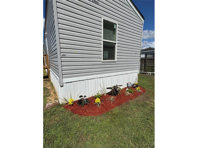 Exceptional 2 Bed, 1 bath home in Zephyrhills with NO HOA!!  NO