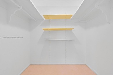 Spacious 1 bed, 1.5 baths condo in the desirable Oakland Club's