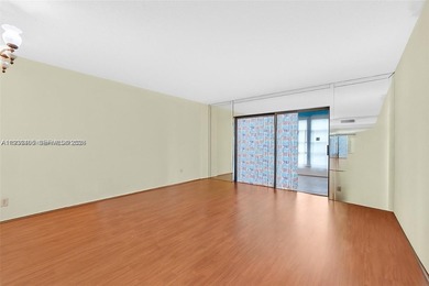 Spacious 1 bed, 1.5 baths condo in the desirable Oakland Club's