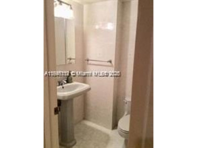 One block from the beach. Close to restaurants and grocery