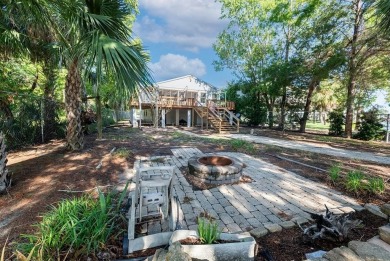 Welcome to your peaceful waterfront retreat in Suwannee