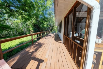 Welcome to your peaceful waterfront retreat in Suwannee