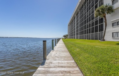 This 7th floor gated community offers breathtaking river views