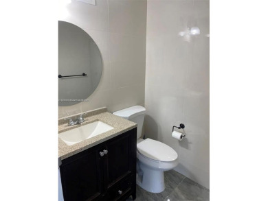 This fully remodeled 1 bed / 1 .5 bath unit is very spacious