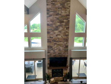 Large lodge overlooking Table Rock Lake, this is an amazing