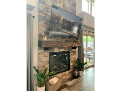 Large lodge overlooking Table Rock Lake, this is an amazing