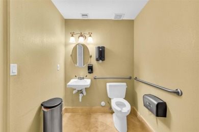 Rarely available Freestanding building. One story building with