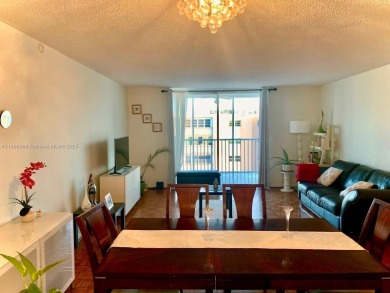 This beautiful and spacious 2-bedroom, 2-bath apartment offers