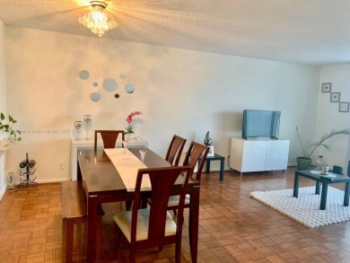 This beautiful and spacious 2-bedroom, 2-bath apartment offers
