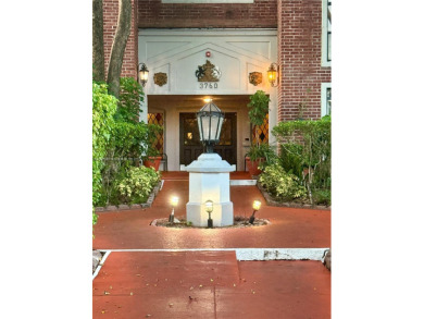 Beautiful 1 bed / 1.5 bath condo located on the 3rd floor of a