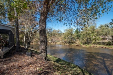 Let the sounds of the river soothe you! One level, easy living