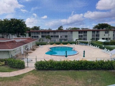 Beautiful 2 bedroom condo with a covered screened porch with new