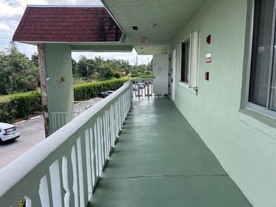 Beautiful 2 bedroom condo with a covered screened porch with new