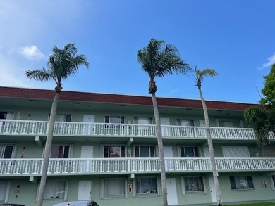 Beautiful 2 bedroom condo with a covered screened porch with new