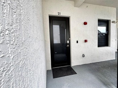 Very well kept CORNER unit, with amazing views to the