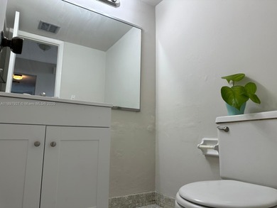 1 bedroom and 1.5 bath in the heart of Sunrise. Unit with