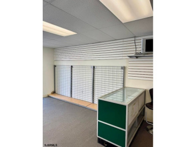 Turnkey Commercial unit in the Sun Beach conveniently located on