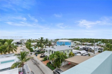 Luxurious contemporary home in Paradise. This 4 bedroom 4 1/2