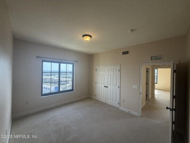 RIVER VIEWS from every room, all the way up on the 17th floor!