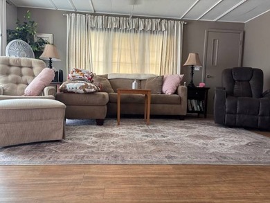 Located in Clearwater Florida you'll find this 2 bedroom 2n bath