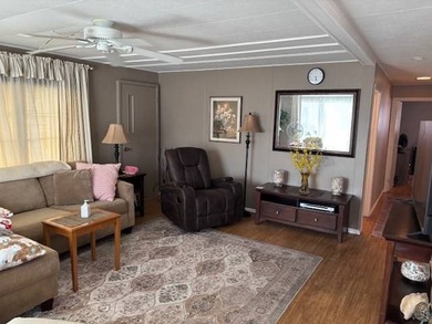 Located in Clearwater Florida you'll find this 2 bedroom 2n bath