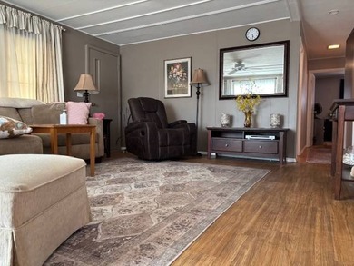 Located in Clearwater Florida you'll find this 2 bedroom 2n bath