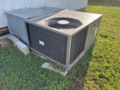 Located in Clearwater Florida you'll find this 2 bedroom 2n bath