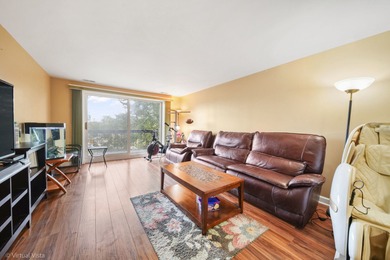 Beautiful 2BR/2BA Condo in Desirable Washington Courte!  Bright
