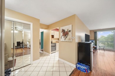 Beautiful 2BR/2BA Condo in Desirable Washington Courte!  Bright