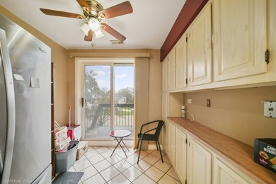 Beautiful 2BR/2BA Condo in Desirable Washington Courte!  Bright