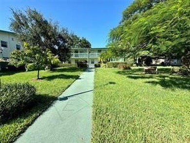 Gorgeous condo 1/1 on the second floor.  Open Kitchen with