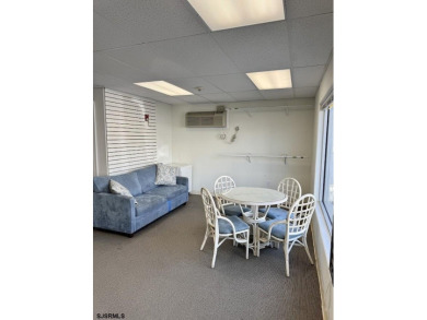 Turnkey Commercial unit in the Sun Beach conveniently located on