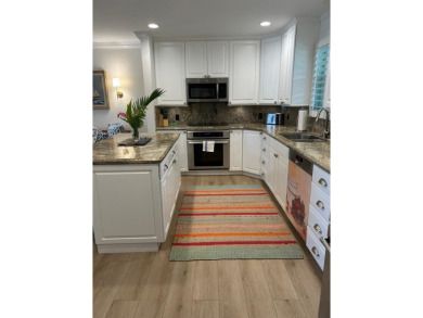 PRICED TO SELL! Unique top floor 2 bedroom 2 bath Fairway Lakes