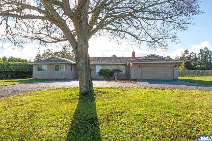 Comfortable 3 bedroom, 2 3/4 bath home on corner lot in Mains - photo 2